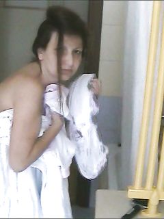 Anna puttanella in doccia 2