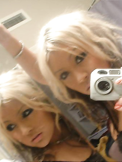 Autofoto di belle ragazze