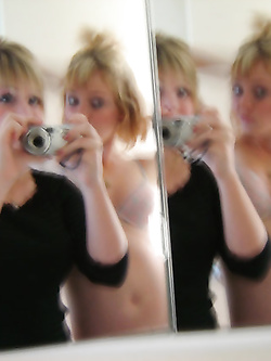 Autofoto di belle ragazze