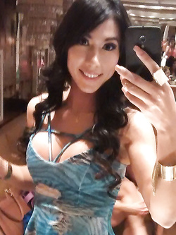 Selfie nuda di una troietta mezza asiatica