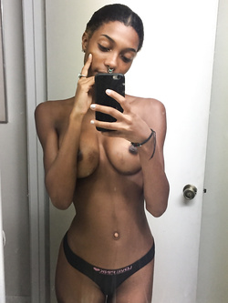 Selfie di una super figona mulatta