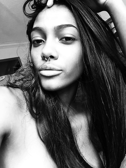 Selfie di una super figona mulatta