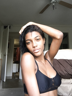 Selfie di una super figona mulatta