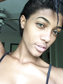 Selfie di una super figona mulatta