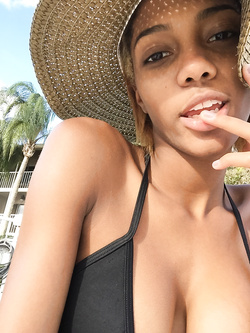 Selfie di una super figona mulatta