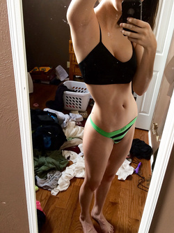 Autoscatti amatoriali sexy di una 18 enne