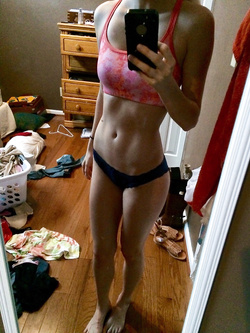 Autoscatti amatoriali sexy di una 18 enne