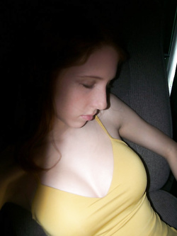 Piccola troia rossa ha voglia di cazzo