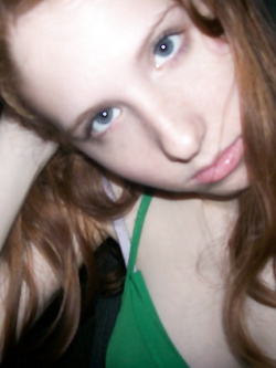 Piccola troia rossa ha voglia di cazzo