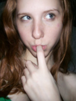 Piccola troia rossa ha voglia di cazzo