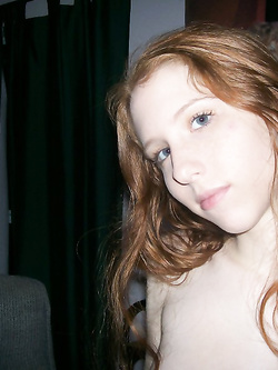 Piccola troia rossa ha voglia di cazzo