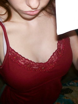 Piccola troia rossa ha voglia di cazzo