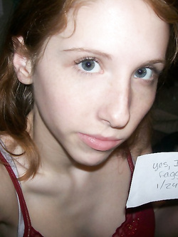 Piccola troia rossa ha voglia di cazzo