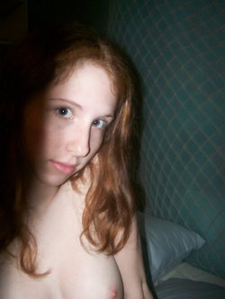 Piccola troia rossa ha voglia di cazzo