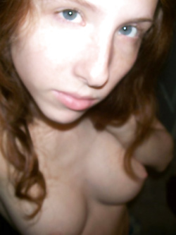 Piccola troia rossa ha voglia di cazzo