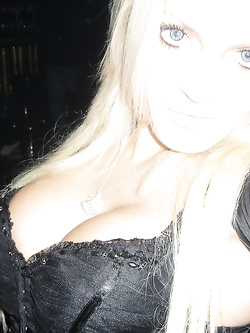 Ci mostra le sue tette appena rifatte