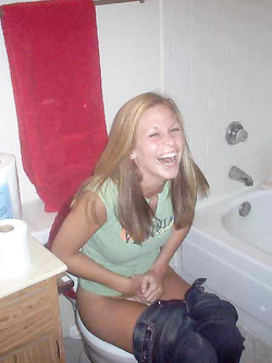 Ragazze ubriache pisciano