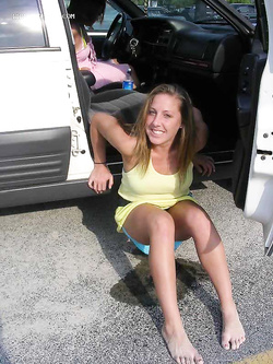 Ragazze ubriache pisciano