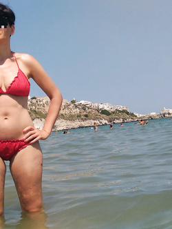 Al mare in costume rosso