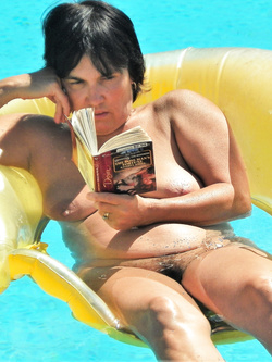 Mature wife naked in the pool Parte 2