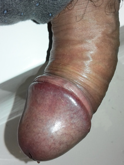 Sveglia mattutina durante la quotidiana rasatura della barba