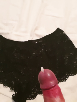 Mutandine di mia moglie sborrate