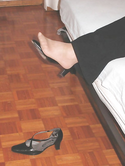 Dai puttana togliti le scarpe e mostra i tuoi piedi