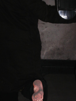 Dai puttana togliti le scarpe e mostra i tuoi piedi