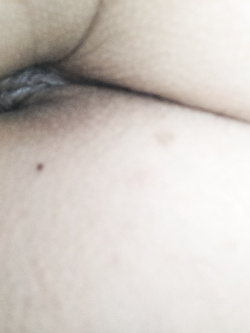 Mia moglie dorme con la figa in vista