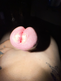 A cazzo duro sul divano