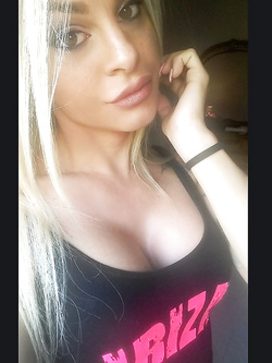 Tutte i selfie hot di Noemi Blonde