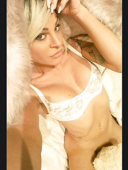 Tutte i selfie hot di Noemi Blonde