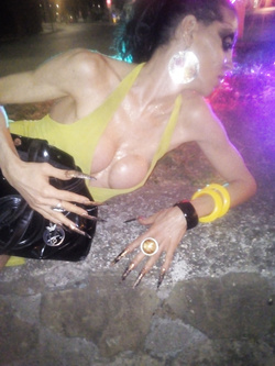 ti va se ti apro la porta e me lo sbatti in bocca a pelle cn