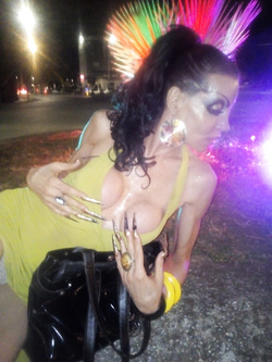 ti va se ti apro la porta e me lo sbatti in bocca a pelle cn