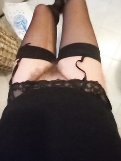 Donna autoreggenti, Cazzo in crescita, pube peloso