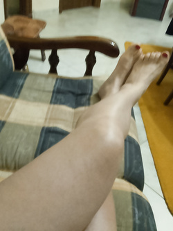 In perizoma  e unghie smaltate