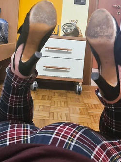 Mostro il mio culo e gambe in calze e i miei piedi sborrati