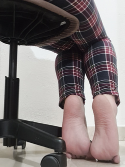 Mostro il mio culo e gambe in calze e i miei piedi sborrati