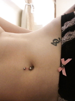 Quello donne sta guardando così dannatamente incredibile