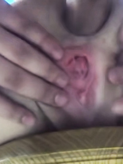 Sfondandomi il culo con la figa sfondata in mostra